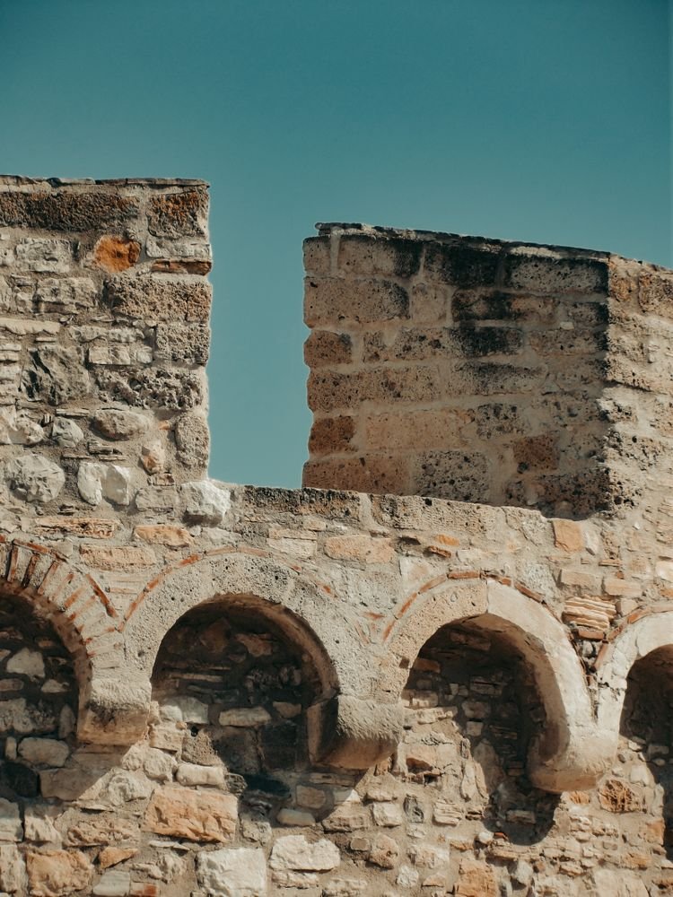 Ancient curved stone fortress wall built without mortar, similar to Ryukyu gusuku castle construction