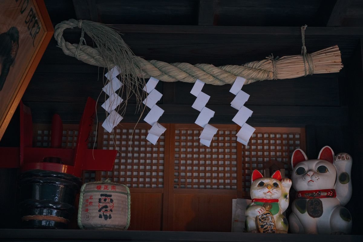 A sacred shimenawa rope at a Japanese shrine, similar to the rope hung around Sessho-seki
